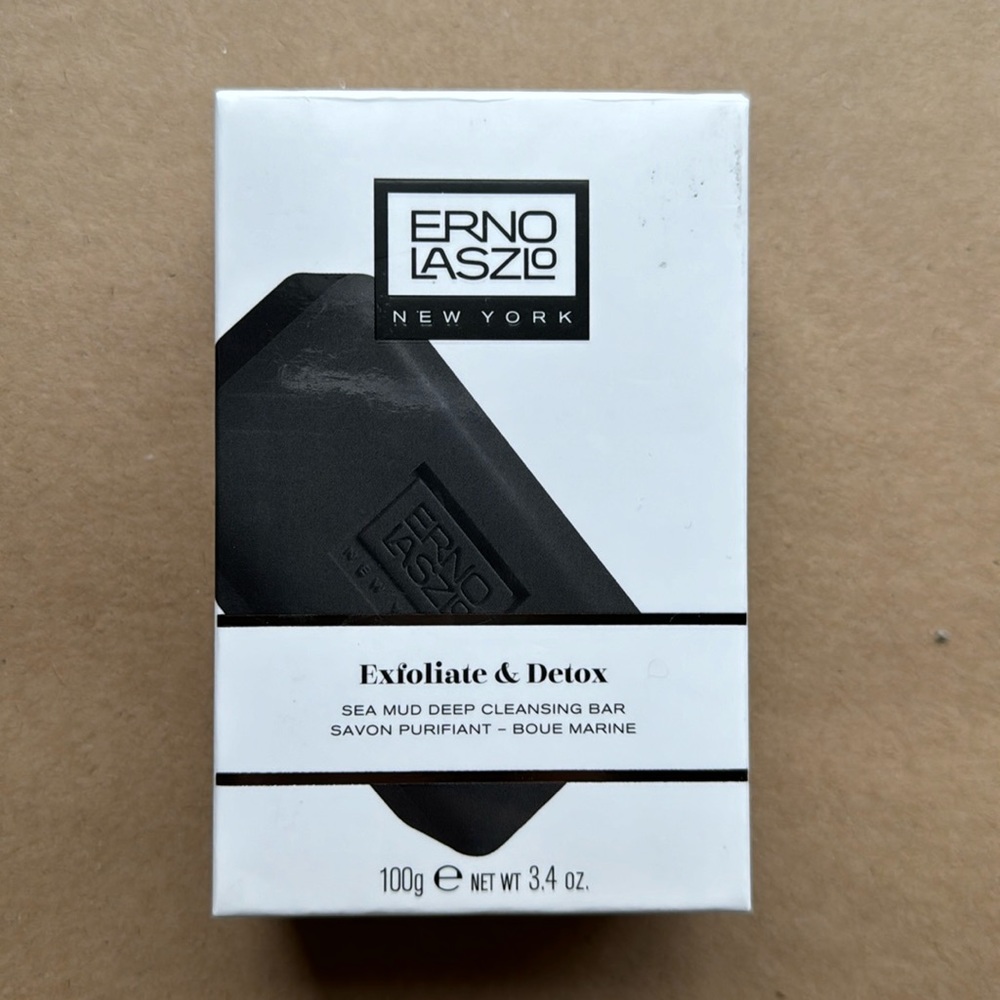 Facial cleansing bar with plastic soap bar holder